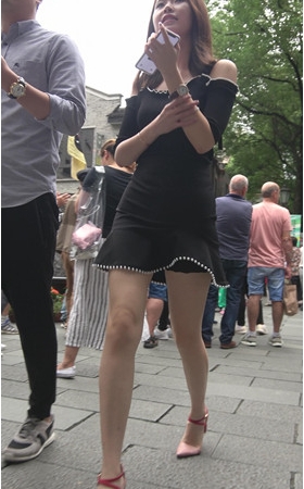黑色连衣裙小姐姐