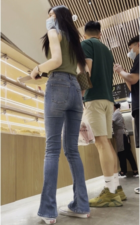 牛仔裤小姐姐