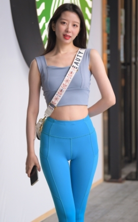 蓝色瑜伽裤美女