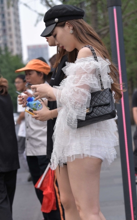 迷人的热裤大白腿小姐姐 [20P]
