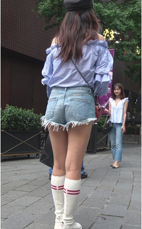 漂亮的牛仔热裤毛边小姐姐