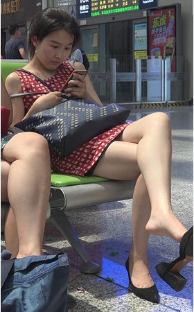 红裙美腿美女