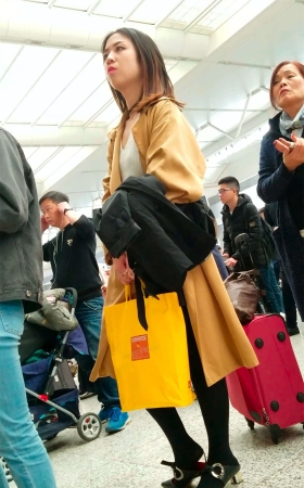 红色风衣黑丝美女