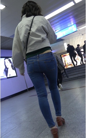 蓝牛紧身裤妹子