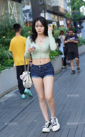 热裤美眉 [17P]