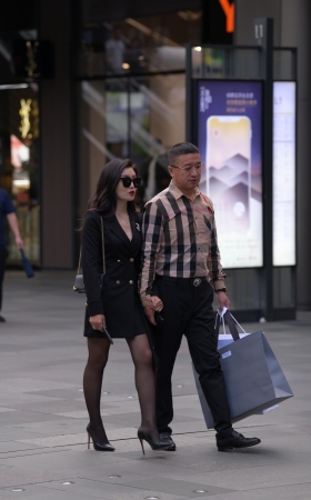 韵味十足的黑丝高跟美女