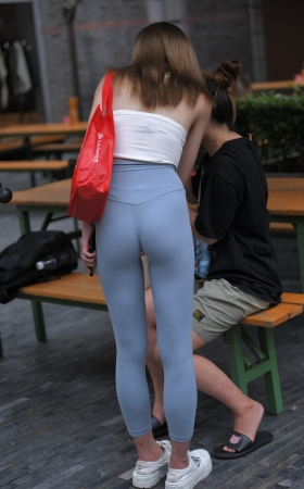 蓝色瑜伽裤美女