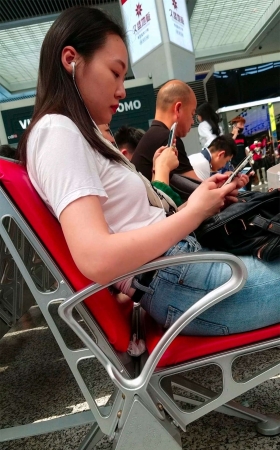 白T恤紧身蓝牛高颜值街拍美女