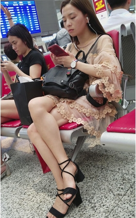 白嫩裸腿女孩