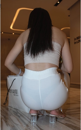 （视频）白裤女子