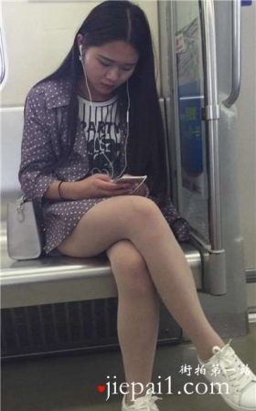 一直低头玩手机的美眉，板鞋热裤丝袜美腿。