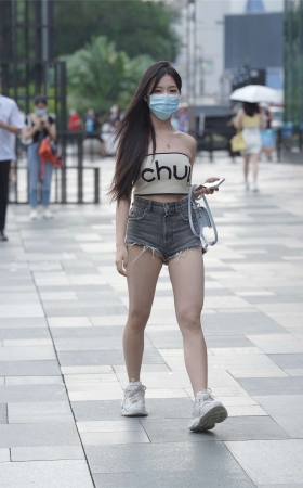 热裤美眉