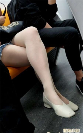 4K地铁上看手机的牛仔热裤街拍丝袜女孩