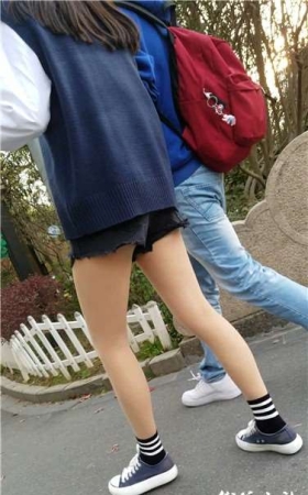 4k超清，热裤美腿学生妹喜笑颜开