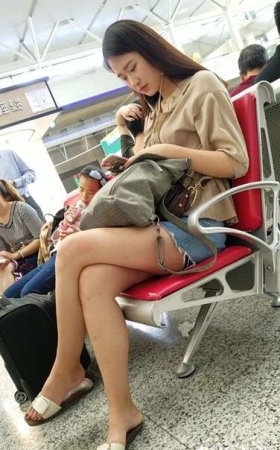 4k超清，候车室拍摄气质甜美热裤美腿漂亮小姐姐