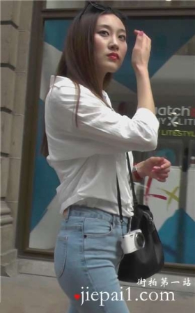 街拍白衬衫蓝色紧身牛仔裤颜值爆表美女[1.74 GB]