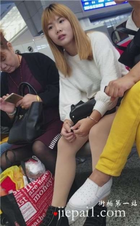 4K - 偶遇母女二人一起出行的小妹