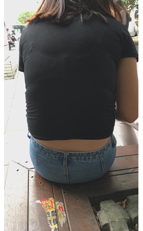 路边休息的牛仔裙妹子