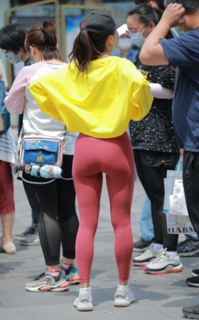 红色瑜伽裤女友