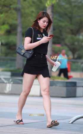 短裙，裸腿，十块钱的拖鞋 [10P]