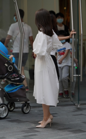白裙少妇