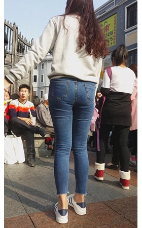 白衣牛仔裤美眉