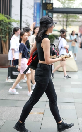 运动背心紧身牛仔秀出好身材 [21P]