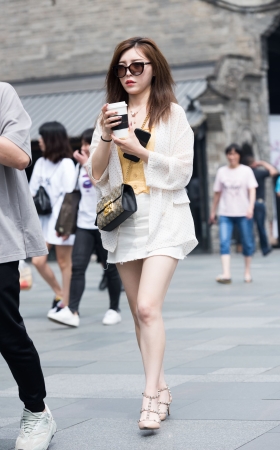 高跟长腿美女