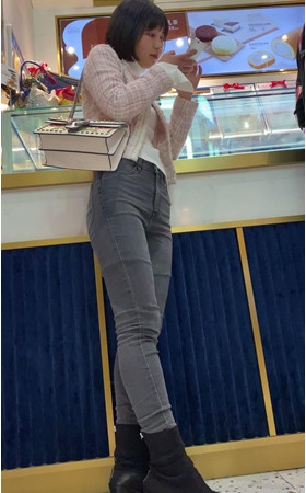 短发气质牛仔裤美女