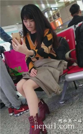 4k-高铁站候车室拍摄一位美若天仙的女神，你自拍我拍你。