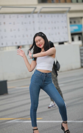 蓝色紧牛美腿