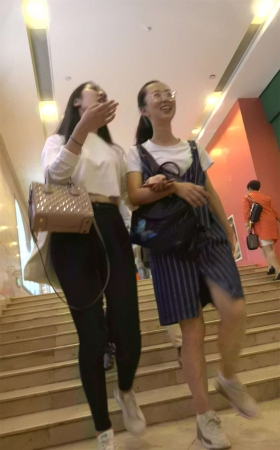 跟姐妹逛商场的超紧身裤街拍圆臀美女