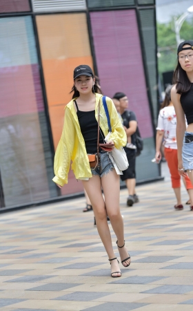 长腿热裤小姐姐