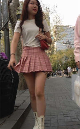 粉色短裙美女