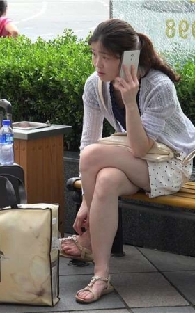 4K - 打电话的女子一双玉足极品白嫩 [3.10 GB/mp4]