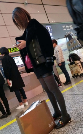 买票的黑色包臀皮裙黑色丝袜长腿漂亮美女