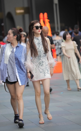 白嫩小姐姐