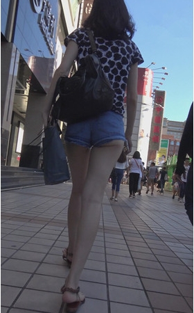 漂亮的热裤月牙女孩