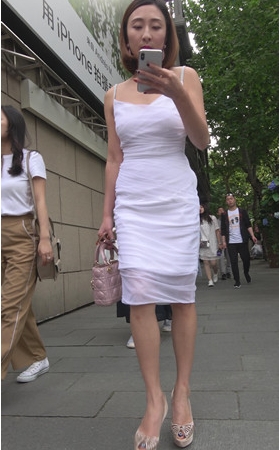 漂亮的吊带连体衣美女小姐姐