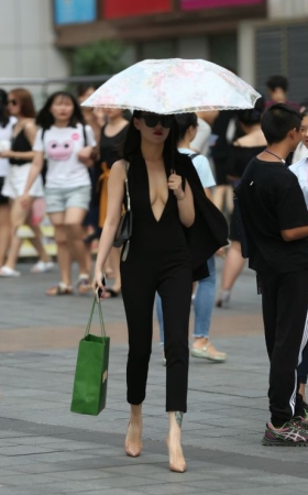 撑雨伞美女性感妩媚