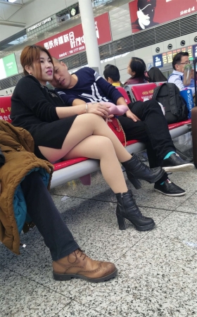 肉色丝袜高跟皮鞋少妇高铁站等车