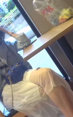 等着男友一起共进晚餐的极致靓女