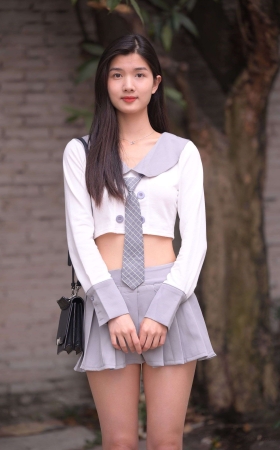 570灰色短裙女孩