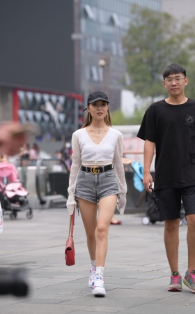 热裤美腿小姐姐