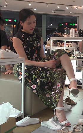 鞋店里的花裙美女
