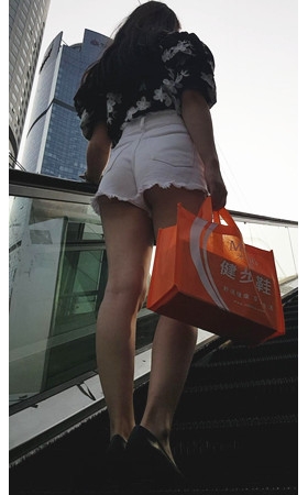 高腰白色短裤小妹