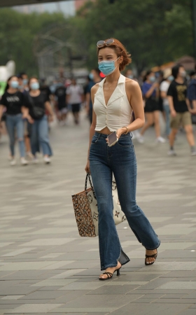 时尚的紧牛美女