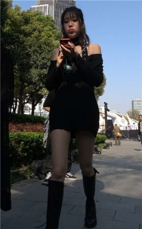 4k-街拍洁白连衣裙、酒红色头发美女小姐姐 [2.00 GB]