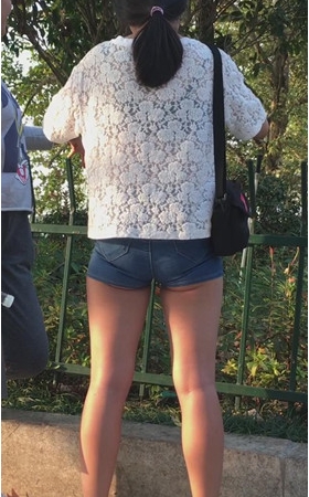 牛仔热裤妹子