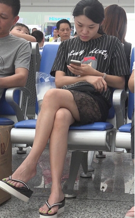 候车室休息的妹子